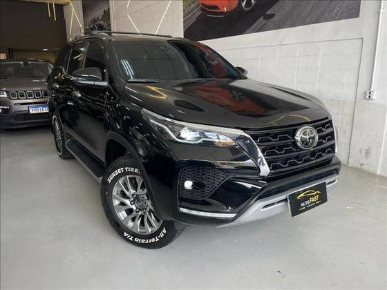 TOYOTA HILUX SW4 2.8 D-4D TURBO DIESEL SRX 7L 4X4 AUTOMÁTICO TOYOTA HILUX SW4 2.8 D-4D TURBO DIESEL SRX 7L 4X4 AUTOMÁTICO